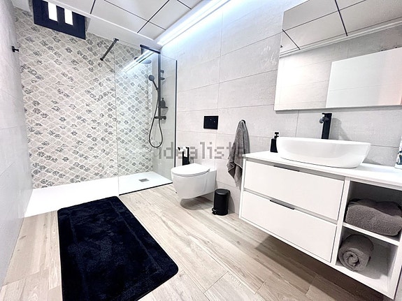 Moderne villa med 4 soverom | Takterrasse og privat basseng | Gangavstand til stranden i Punta Prima