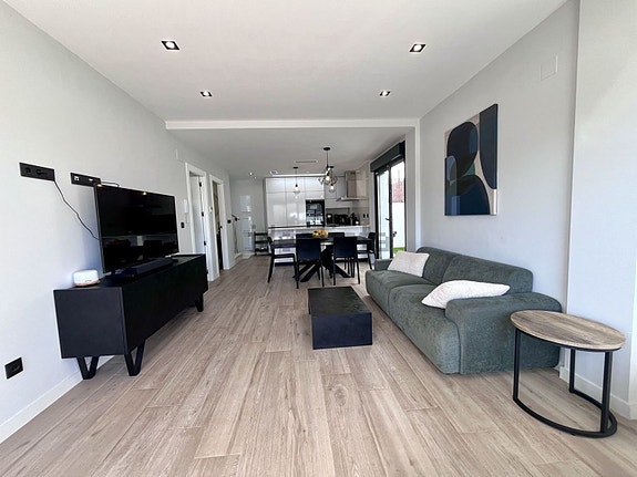 Moderne villa med 4 soverom | Takterrasse og privat basseng | Gangavstand til stranden i Punta Prima