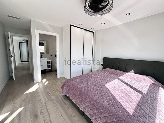Moderne villa med 4 soverom | Takterrasse og privat basseng | Gangavstand til stranden i Punta Prima