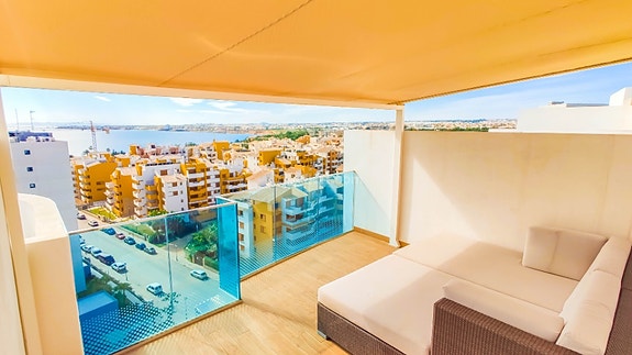 Penthouse i første linje med panoramautsikt | Takterrasse og eksklusive fellesfasiliteter i Punta Prima
