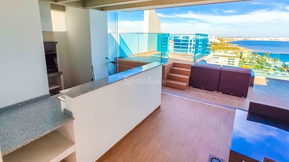 Penthouse i første linje med panoramautsikt | Takterrasse og eksklusive fellesfasiliteter i Punta Prima