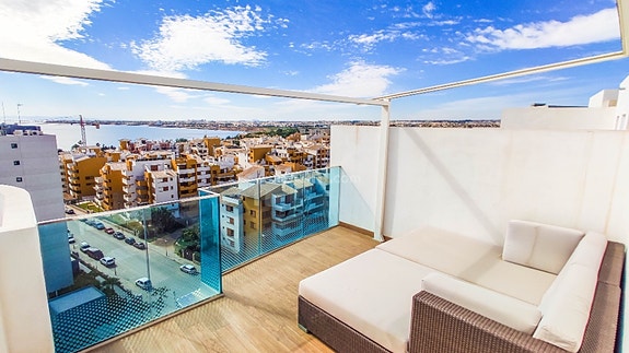 Penthouse i første linje med panoramautsikt | Takterrasse og eksklusive fellesfasiliteter i Punta Prima