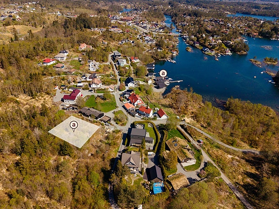 Aktiv Eiendomsmegling v/Stian Jakobsen og Steffen Bilsbak har gleden av å presentere en romslig tomt i Langenesvegen!