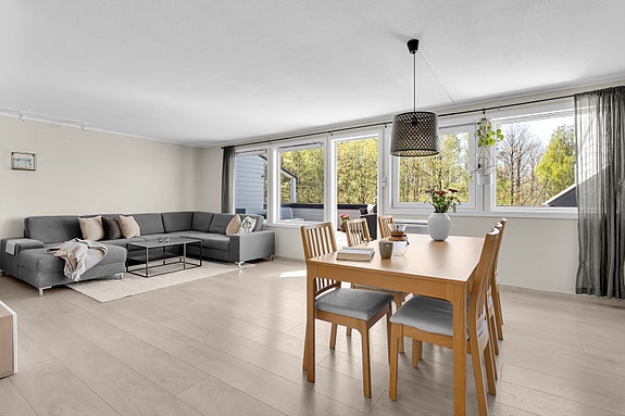 EiendomsMegler1 har gleden av å presentere en flott og innholdsrik 4-roms terrasseleilighet i Musseronstien 7B!