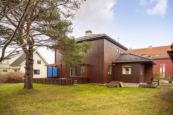 PrivatMegleren v/Torstein Nordby har gleden av å presentere en flott eiendom beliggende i Stjørdal sentrum. Dette er en enebolig med stor tomt på 1,1 mål og ligger i et fint felt i Stjørdal sentrum.