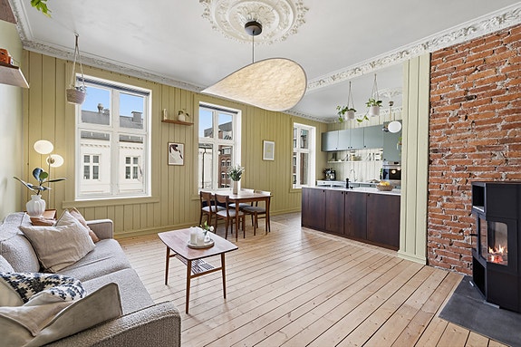 Velkommen til Herslebs gate 2F - en stilfull og gjennomført leilighet hvor klassiske detaljer møter moderne løsninger, med åpen kjøkkenløsning, rå tegl, rosett, stukatur og store vindusflater som gir en luftig og urban atmosfære.