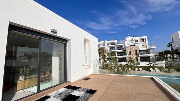 Moderne villa med 3 soverom | Stor terrasse med sjøutsikt | Garasje og basseng i Los Dolses