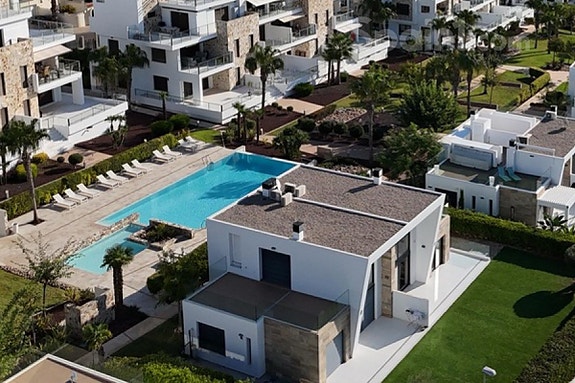 Moderne villa med 3 soverom | Stor terrasse med sjøutsikt | Garasje og basseng i Los Dolses