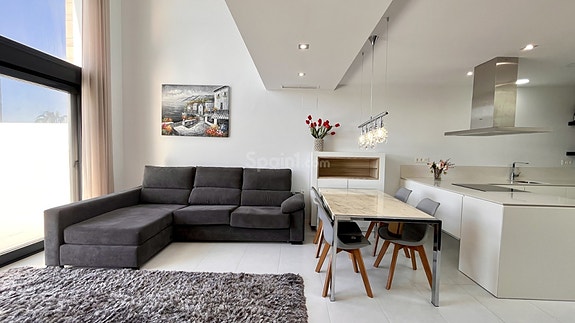 Moderne villa med 3 soverom | Stor terrasse med sjøutsikt | Garasje og basseng i Los Dolses