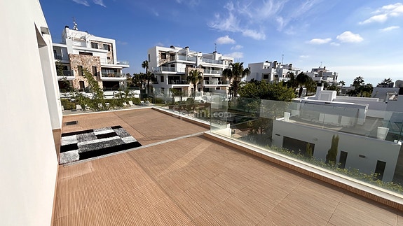 Moderne villa med 3 soverom | Stor terrasse med sjøutsikt | Garasje og basseng i Los Dolses