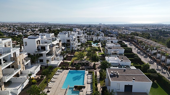 Moderne villa med 3 soverom | Stor terrasse med sjøutsikt | Garasje og basseng i Los Dolses