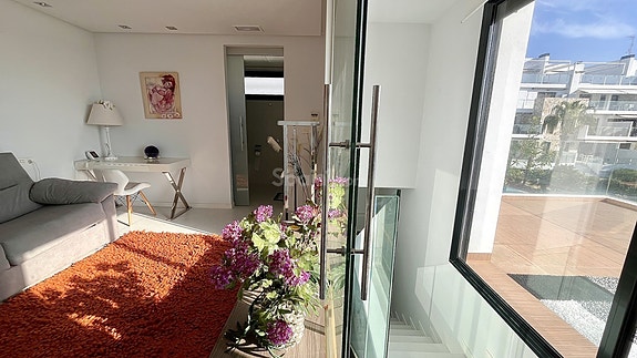 Moderne villa med 3 soverom | Stor terrasse med sjøutsikt | Garasje og basseng i Los Dolses