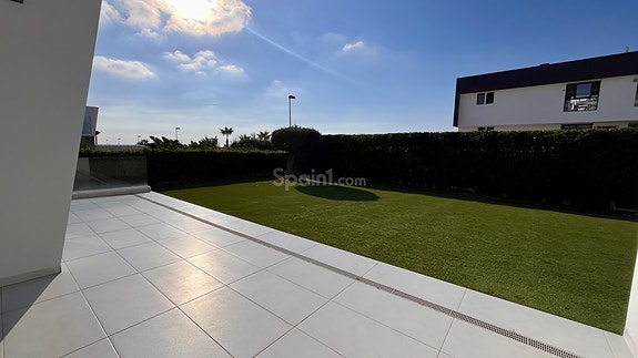 Moderne villa med 3 soverom | Stor terrasse med sjøutsikt | Garasje og basseng i Los Dolses