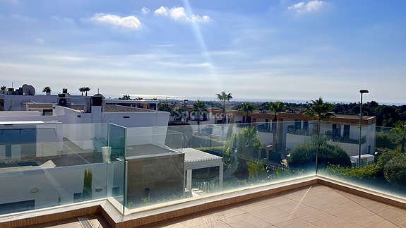 Moderne villa med 3 soverom | Stor terrasse med sjøutsikt | Garasje og basseng i Los Dolses