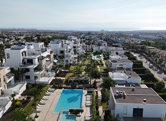 Moderne villa med 3 soverom | Stor terrasse med sjøutsikt | Garasje og basseng i Los Dolses