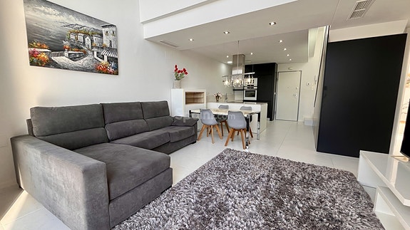 Moderne villa med 3 soverom | Stor terrasse med sjøutsikt | Garasje og basseng i Los Dolses