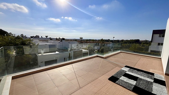 Moderne villa med 3 soverom | Stor terrasse med sjøutsikt | Garasje og basseng i Los Dolses