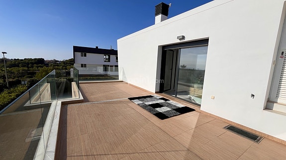 Moderne villa med 3 soverom | Stor terrasse med sjøutsikt | Garasje og basseng i Los Dolses