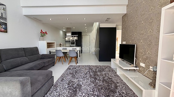 Moderne villa med 3 soverom | Stor terrasse med sjøutsikt | Garasje og basseng i Los Dolses