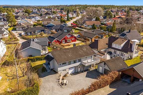 Agatveien 42 presenteres av Karl Robert Hansen i Krogsveen.
Fotograf; Kristoffer Kristiansen.