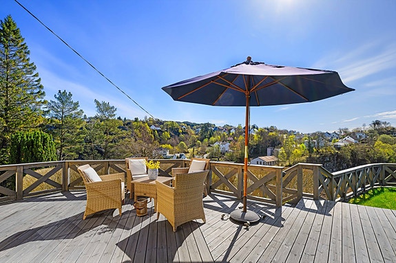 Herlig terrasse med høy og fri utsikt