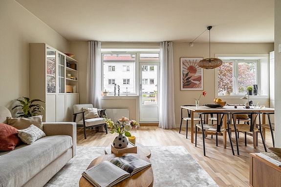 Nordvik v/ Irina Bjørnhaug har gleden av å presentere Helgesens gate 82E-En lys og innbydende 3-roms leilighet med en svært god/optimal planløsning. Foto: STUDIO OSLO