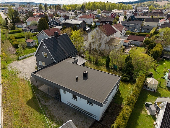 Velkommen til Sverres gate 1A og 1B - En eiendom bestående av to sammenbygde eneboliger. Boligen i 1A går over to etasjer med kjeller, mens 1B ble oppført som tilbygg og har en praktisk planløsning med alt på ett plan.