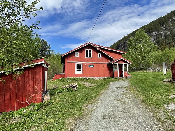 Eiendomsmegler Torfinn Holen har gleden av å presentere Flatsjøvegen 204!