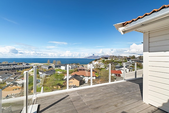 Velkommen til en særdeles flott bolig øverst i Løpsmarka. Oppgradert fra topp til tå, og nydelig panorama utsikt.