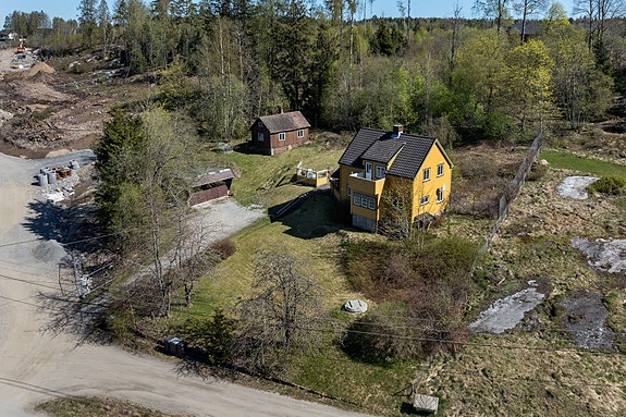 Velkommen til Langhusveien 105! Horisontaldelt hel tomannsbolig på Langhus i Nordre Follo kommune