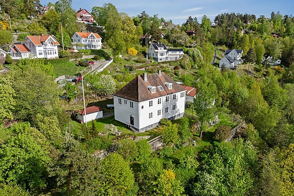 Privatmegleren Park v/Anne Elisabeth Naper og Simen Floer har gleden av å presentere Vardeveien 13!