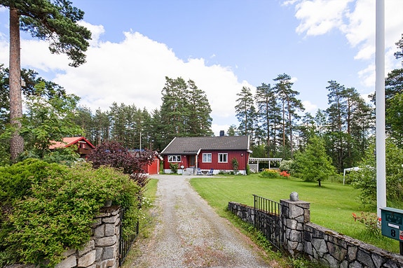 Velkommen til Jotunveien 8 - det røde huset i skogkanten!