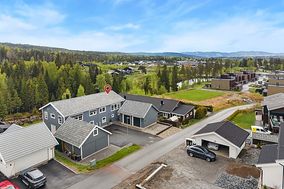 Velkommen til Ramstadåsen 21A - en moderne og familievennlig bolig fra 2018 med svært god standard og attraktiv beliggenhet på populære Ramstadåsen i Åsgreina.
