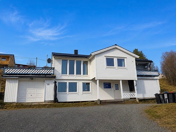 EiendomsMegler 1 v/ Bente Norhild Larsen har gleden av å ønske velkommen til til Sundveien 44!