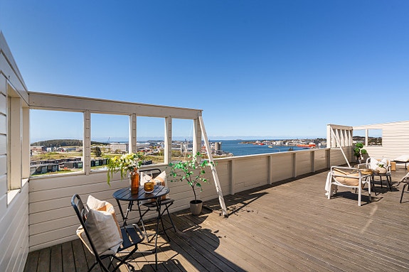 På den herlige terrassen har du solen fra ca 11.00 til den går ned i havet