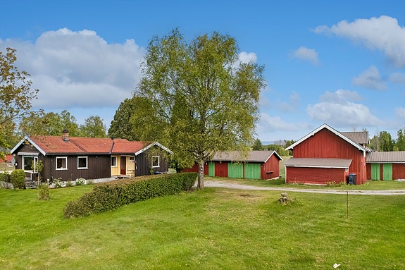 Landlig og fritt beliggende eiendom med to boliger, låvebygning og store utearealer på totalt ca. 20 mål. Her ligger eiendommen åpent til mellom Ilseng og Ådalsbruk med utsyn over omkringliggende jordbrukslandskap.