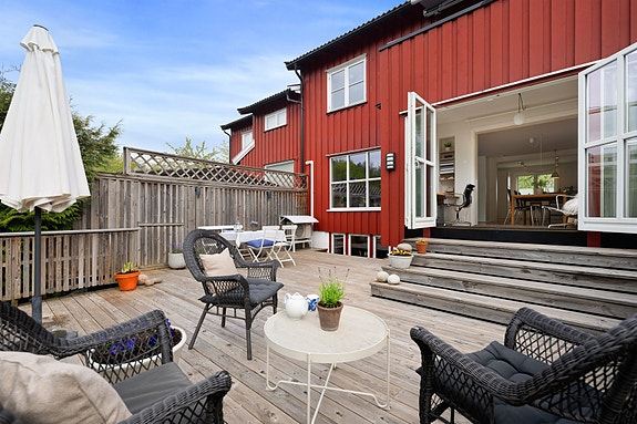 Velkommen til Holmengrenda 17, presentert av Vegar Giæver v/ EIE eiendomsmegling Røa, Skøyen og Ullern. Foto: Arne Shcram.
