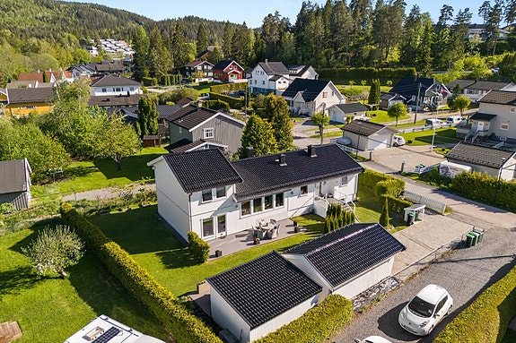 DNB Eiendom v/Malin Bruer har gleden av å presentere Kurlandsveien 40B - Eiendommen ligger flott til i et etablert og familievennlig boligområde på Kurlandsåsen.