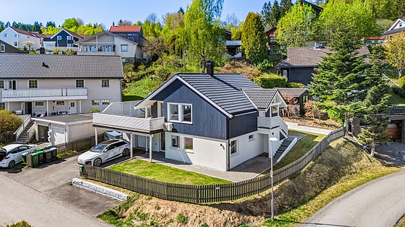 Velkommen til Teglvegen 7 - en innholdsrik og moderne enebolig med attraktiv beliggenhet. Boligen har flotte uteområder, gode solforhold og en familievennlig planløsning. Foto: Stefan Borup