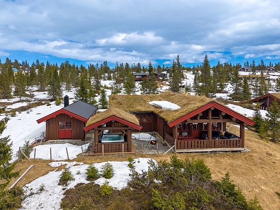 PrivatMegleren Lillehammer v/ Fredrik Alver har gleden av å presentere Sjusjøen-Pihl 4060 beliggende i et meget populært og naturskjønt hytteområde.
Foto: RGB Media