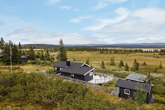 Velkommen til Elgåsen 147, ei koselig hytte i naturskjønne omgivelser. Foto: Lars Marius Bækkevold.