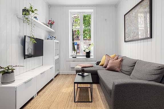 Velkommen til Siebkes gate 6C! Lys stue med god takhøyde, store vindusflater og plass til sofasonen
Foto: Camila Urrego