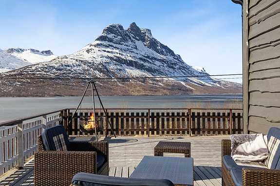 EiendomsMegler1 v/Bente Norhild Larsen har gleden av å presentere Grovfjordveien 699! Perfekt som både fritidsbolig og helårsbolig. Bilde er tatt i april. Foto: EFKT