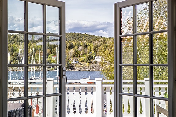 Verandadørene i stuen åpner mot en nydelig utsikt.
