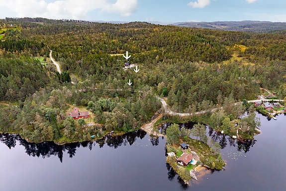 - Velkommen til Dynestølvegen 200| Hytta er omringet av skjønn natur og her kan du senke skuldrene og føle at du er helt for deg selv | Den nederste pilen viser rett til parkering -