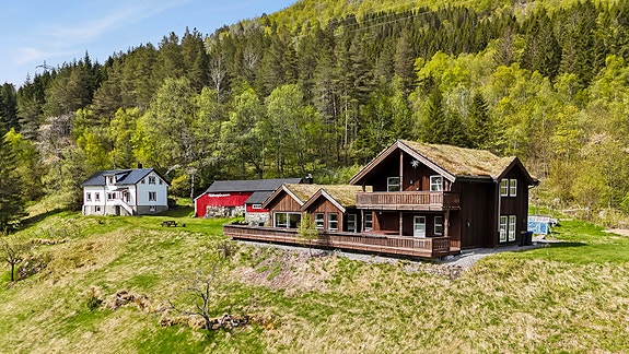 Velkommen til Dalevegen 1016 - et tidligere småbruk på over 46 dekar som består av enebolig fra 2015, våningshus, garasje, løe, sommerfjøs og sel.