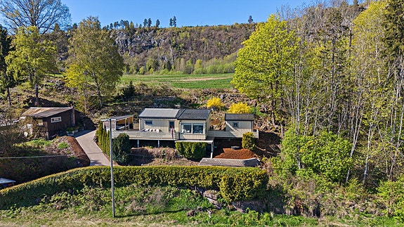På jakt etter fritidsbolig i fredelige omgivelser? Velkommen til Fjordveien 37 på Kleiverud/Smørstein, kun 50 minutter fra Oslo.