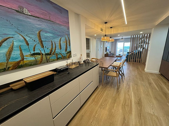 Renovert leilighet med 4 soverom | Havutsikt | Kort vei til stranden