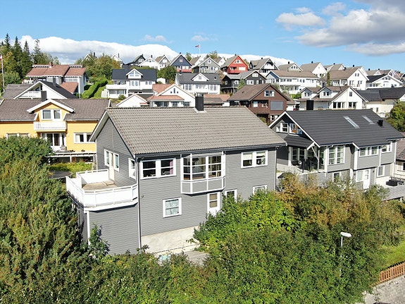 Velkommen til Isbjørnveien 22 B, en familievennlig enebolig over to plan på solrik utsiktstomt.