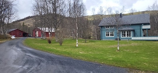 Velkommen til Brattbakkvegen 235, Fotograf Knut Kjønnås